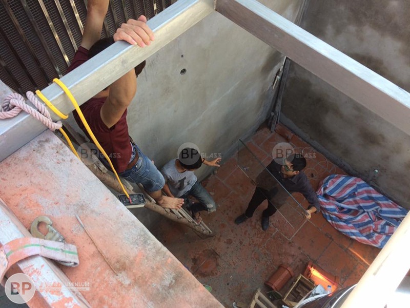 Thi công mái kính cường lực tại KĐT Việt Hưng Long Biên